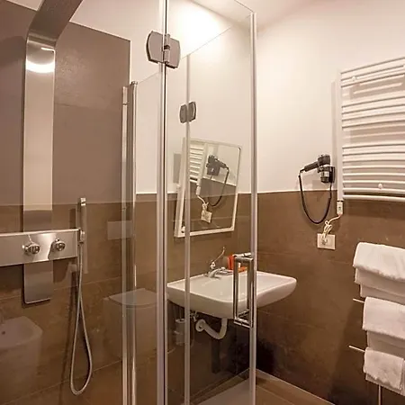 V Hotel 4*