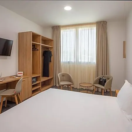 V Hotel 4*